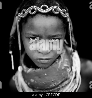 Mwila ragazza con il tradizionale fango Vikeka collana, Angola Foto Stock