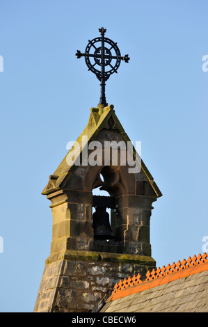 Bellcote con metallo ornamentale Terminale per tenda. Cappella oif Sleddall Jubillee gli ospizi di carità, Aynam Road, Kendal Cumbria, England, Regno Unito Foto Stock