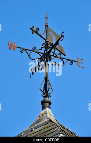 Metallo ornati weathervane. Vecchio Organo opere, Aynam Road, Kendal Cumbria, England, Regno Unito, Europa. Foto Stock