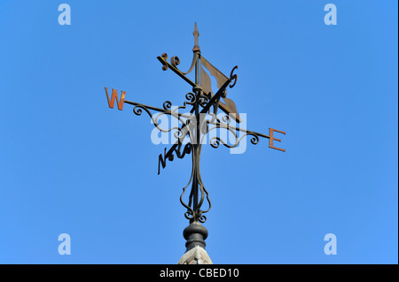 Metallo ornati weathervane. Vecchio Organo opere, Aynam Road, Kendal Cumbria, England, Regno Unito, Europa. Foto Stock