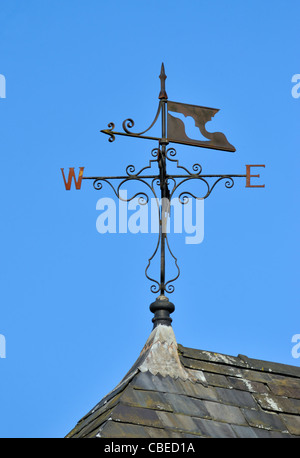 Metallo ornati weathervane. Vecchio Organo opere, Aynam Road, Kendal Cumbria, England, Regno Unito, Europa. Foto Stock