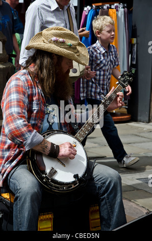 Banjo-playing busker nel centro di Chester, Inghilterra Foto Stock