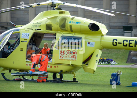 Sheffield Air Ambulance elicotteri scarico nella Weston Park, Sheffield, Regno Unito Foto Stock