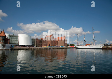 Il porto di Stralsund con il pubblico acquario Ozeaneum e la ex Germania Marina Reichsmarine Addestramento alla vela di nave Gorch Fock Foto Stock