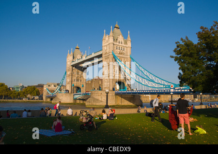 Potters Fields Park con il Tower Bridge a Southwark Londra Sud Inghilterra UK Europa Foto Stock