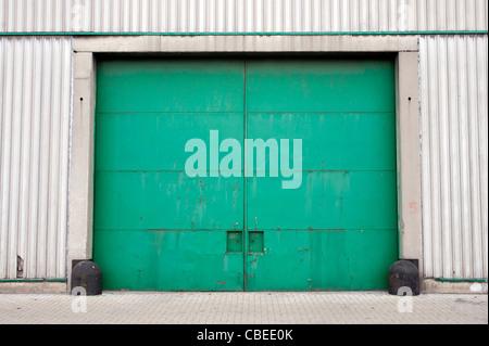 Verde porta di magazzino nel porto di Anversa/porto in Belgio. Foto Stock
