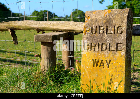 Incisi invecchiato segno di pietra per un pubblico bridleway in campagna Foto Stock