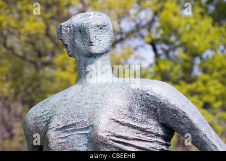 Chiudere fino sulla testa di drappeggiati donna seduta, 1957-58 scultura in bronzo di Henry Moore, Yorkshire Sculpture Park, Regno Unito Foto Stock