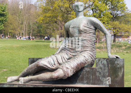 Drappeggiati donna seduta, 1957-58 scultura in bronzo di Henry Moore, Yorkshire Sculpture Park, Regno Unito Foto Stock