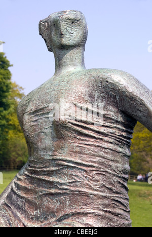 Henry Moore, drappeggiati donna seduta, 1957-58 Bronzo, Yorkshire Sculpture Park, Regno Unito Foto Stock