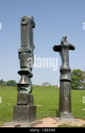 Chiudere fino a due Totem di Henry Moore sculture, montante motivo #1 & #2, Yorkshire Sculpture Park, Regno Unito Foto Stock