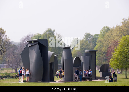 Anthony Caro, Promenade, acciaio verniciato Set di scultura in mezzo a Bretton Hall Estate Park Land, Yorkshire Sculpture Park, Regno Unito Foto Stock
