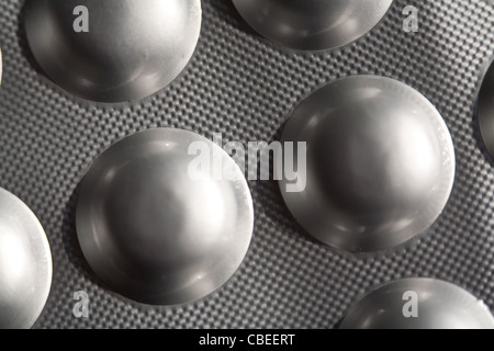 Medicina in forma di pastiglia in metallico sigillato la striscia di confezioni blister. Foto Stock