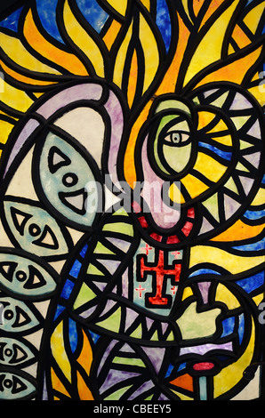 Vetro colorato moderno o modernista finestra di Cavaliere medievale o Crociato di Jean Cocteau. Cappella di Notre-Dame-de-Jerusalem, Frejus Var, Francia Foto Stock