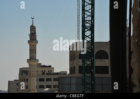 Strade di Ramallah, la Moschea vicino al mercato. Foto Stock