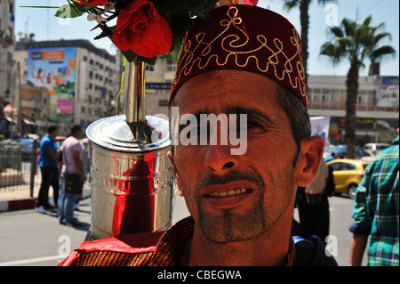 Strade di Ramallah, venditore di tè Foto Stock