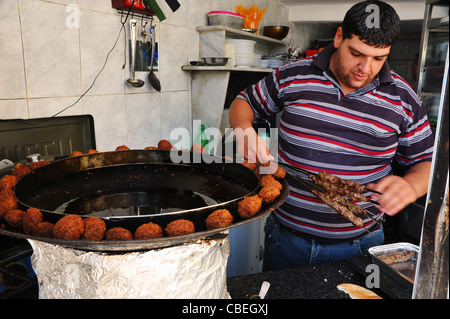 Strade di Ramallah, un venditore di kebab Foto Stock