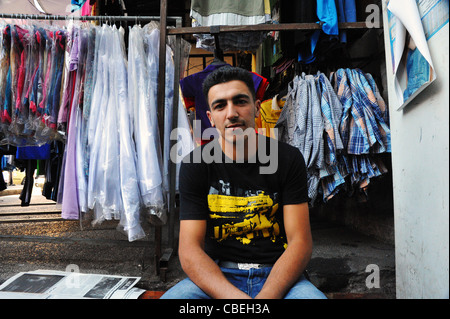 Strade di Ramallah, vestiti venditore Foto Stock