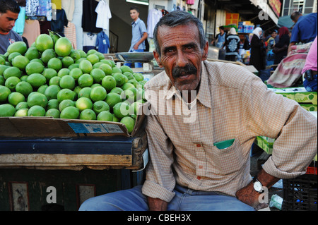 Strade di Ramallah, limoni venditore Foto Stock