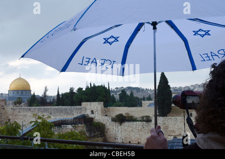 Turistico con ombrello guardando la cupola dorata in un giorno di pioggia. Gerusalemme vecchia città. Israele Foto Stock