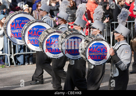 Membri della Plymouth-Canton Marching Band eseguire durante il 2011 Macy's Thanksgiving Day Parade di New York City. Foto Stock