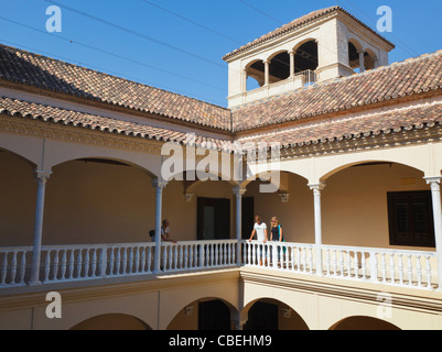 La torre e il cortile del Palacio de los Condes de Buenavista, Calle San Agustin, che ospita il Museo di Picasso. Malaga, Spagna. Foto Stock