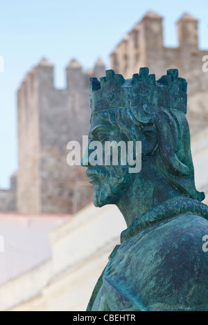 Tarifa, Cadice provincia, Spagna. Monumento nella parte anteriore del Castillo Guzman El Bueno al re Sancho IV El Bravo. Foto Stock