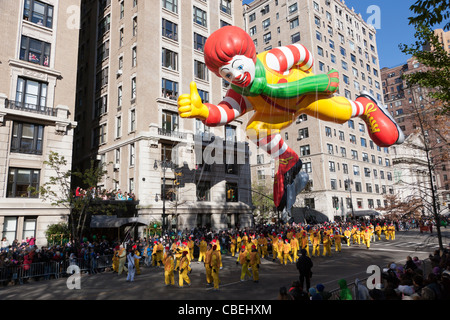 La Ronald McDonald elio palloncino riempito galleggianti overhead durante il 2011 Macy's Thanksgiving Day Parade di New York City. Foto Stock