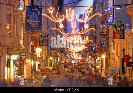 ISTANBUL, Turchia. Una vista serale lungo Istiklal Caddesi nel quartiere di Beyoglu della città. 2009. Foto Stock