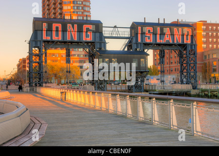 'Long Island' Gantry cranes in Gantry Plaza stato parco nella città di Long Island, Queens, a New York City. Foto Stock
