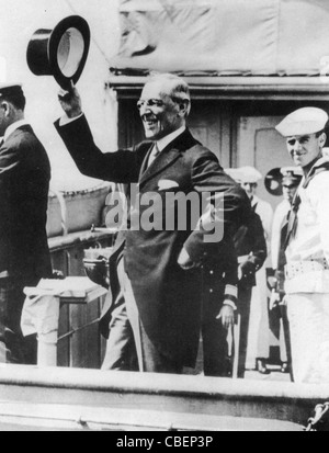 Presidente americano Woodrow Wilson (1856-1924) lascia New York sul 'George Washington" nel dicembre 1918 per la prima guerra mondiale la conferenza per la pace Foto Stock