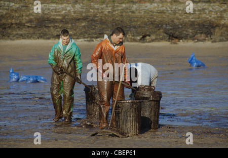 Lavoratori pulizia di fuoriuscite di olio dalla Sea Empress petroliera. Pembrokeshire Foto Stock