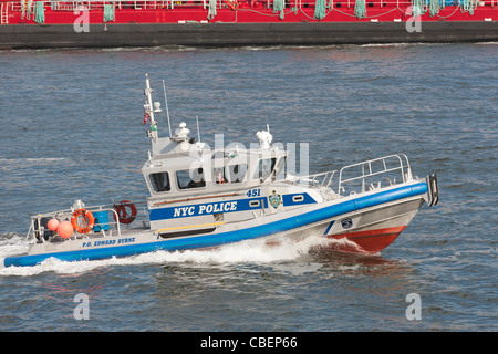 Porto di NYPD Motovedetta P.O. Edward Byrne crociere sul fiume a est di New York City. Foto Stock