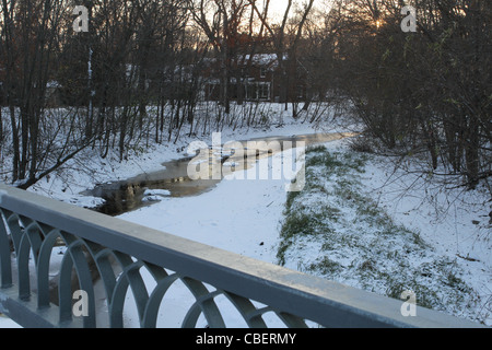 Minnehaha creek in esecuzione attraverso la città di Minneapolis, parzialmente congelata. Foto Stock