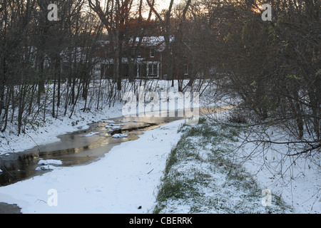 Minnehaha creek in esecuzione attraverso la città di Minneapolis, parzialmente congelata. Foto Stock