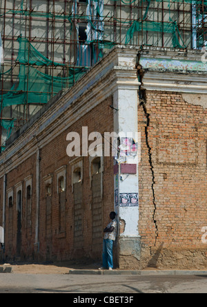 Vecchio edificio fatiscente con un enorme crack, Lubango, Angola Foto Stock