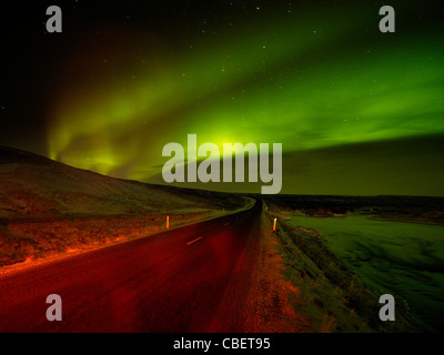 Aurora Boreale su strada, Islanda Foto Stock