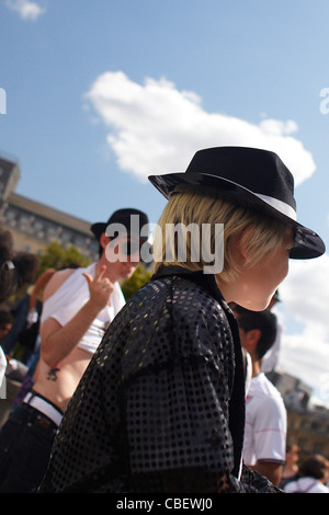 I partecipanti a un Michael Jackson Thriller flashmob in Trafalgar Square poco dopo il cantante del decesso Foto Stock