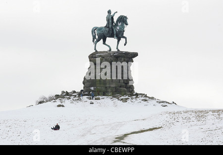 Il cavallo di rame, una statua di George III a cavallo che guarda verso il basso la lunga passeggiata al Castello di Windsor dalla cima della collina di neve. Foto Stock