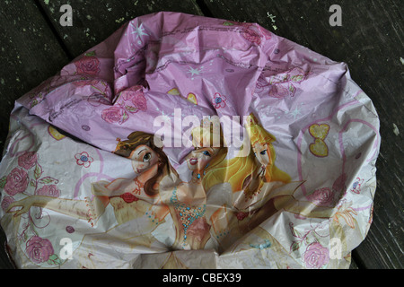 Un stropicciato palloncino in mylar con principesse Disney. Foto Stock