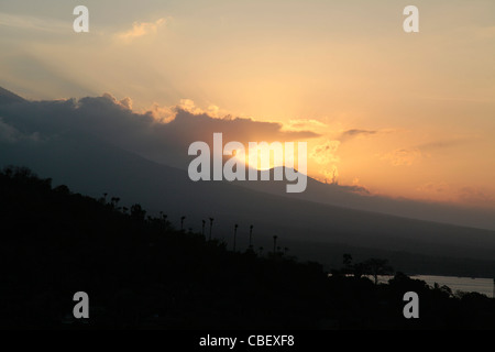Tramonto sul Monte Gunung Agung, Jemeluk Bay, Amed, Bali, Indonesia Foto Stock