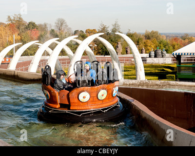 Visitatori, nel fiume splash ride a Legoland Windsor, Berkshire, Regno Unito Foto Stock