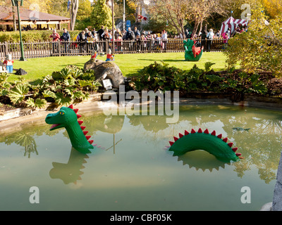 Modello di serpente verde nel fossato del castello a Legoland Windsor, , Berkshire, Inghilterra, Regno Unito Foto Stock