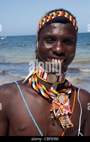 Samburu Tribesman sulla Spiaggia Bamburi a Mombasa, in Kenya Foto Stock