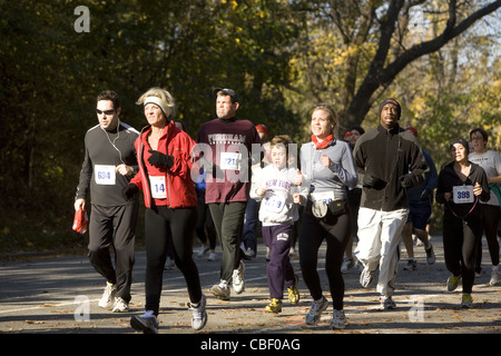 La Giornata del Ringraziamento "Turchia trotto" 5 miglio a correre in Prospect Park Brooklyn attrae persone di tutte le età, di varie dimensioni e livelli di fitness Foto Stock