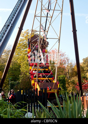 Visitatori godendo di altalena gigante a Legoland Windsor, Berkshire, Regno Unito Foto Stock