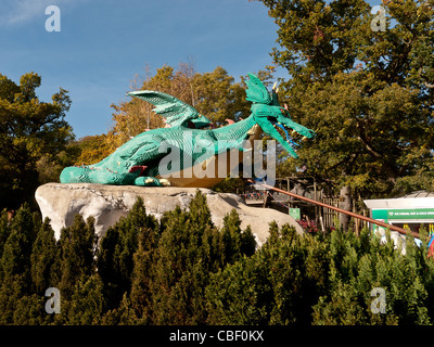 Green Dragon Character nella terra dei vichinghi, Legoland, Windsor, , Berkshire, Inghilterra, Regno Unito Foto Stock