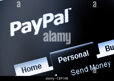 Il sito web di Paypal è visualizzato su un monitor di computer Foto Stock