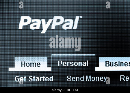 Il sito web di Paypal è visualizzato su un monitor di computer Foto Stock