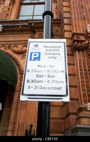 Kensington e Chelsea Resident Permit Holders solo segno di parcheggio Londra Inghilterra Regno Unito Regno Unito Foto Stock